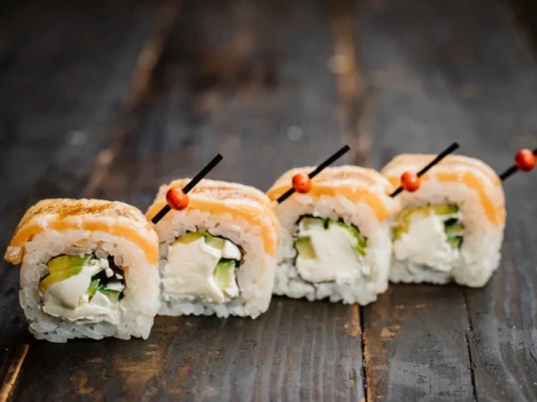 Лонг-ролл с лососем и карамелью