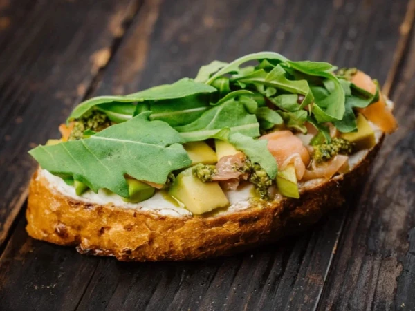 Брускеты с лососем и авокадо