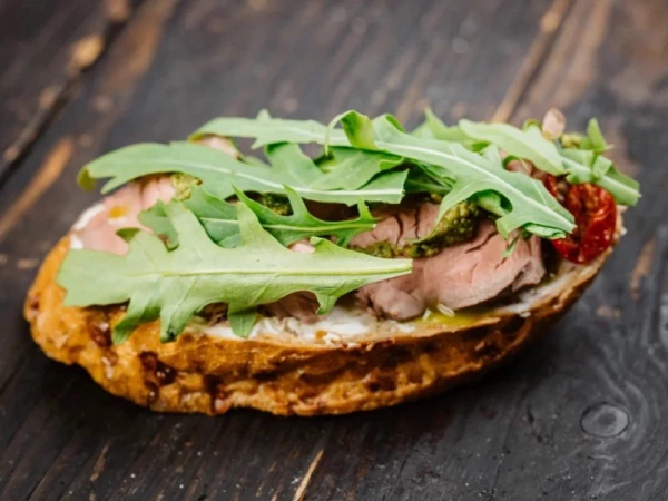 Брускеты с говядиной и вялеными томатами