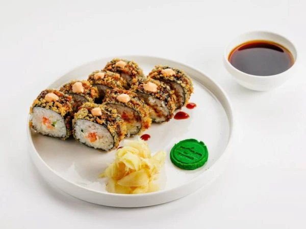 Жареный ролл с лососем