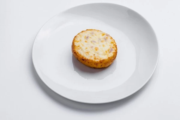 Гренка на злаковом хлебе с сыром и ветчиной