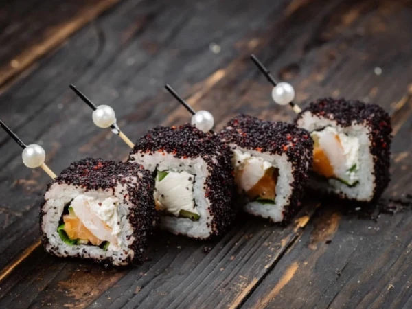 Калифорния с креветкой и лососем