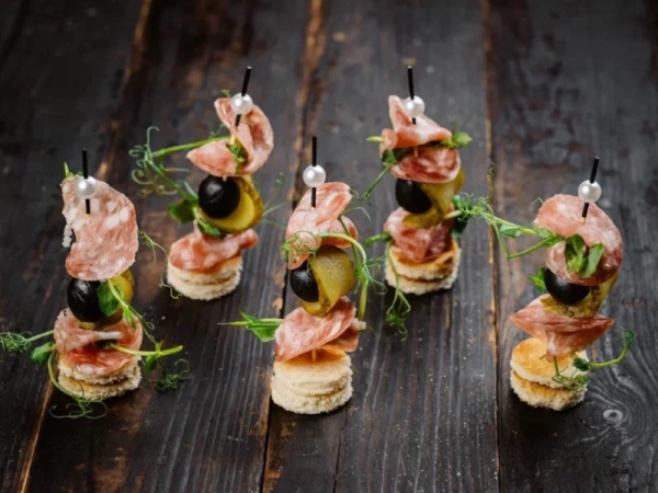 Канапе с салями,маслиной и корнишоном