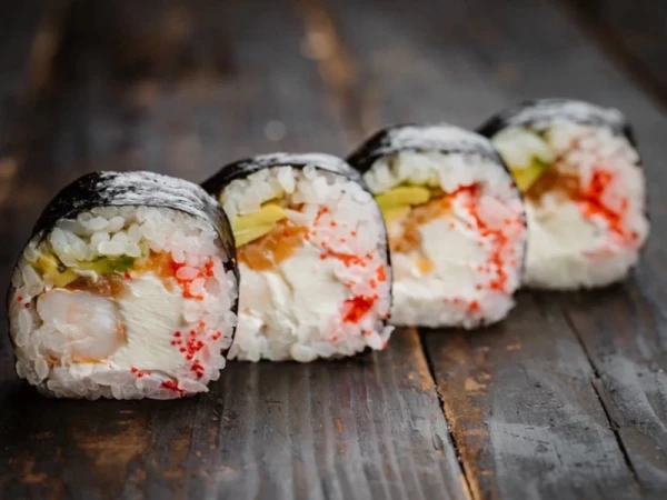 Лонг-ролл с лососем креветкой и фисташкой