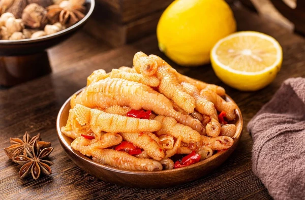 Салат из куриных лап 麻辣鸡爪