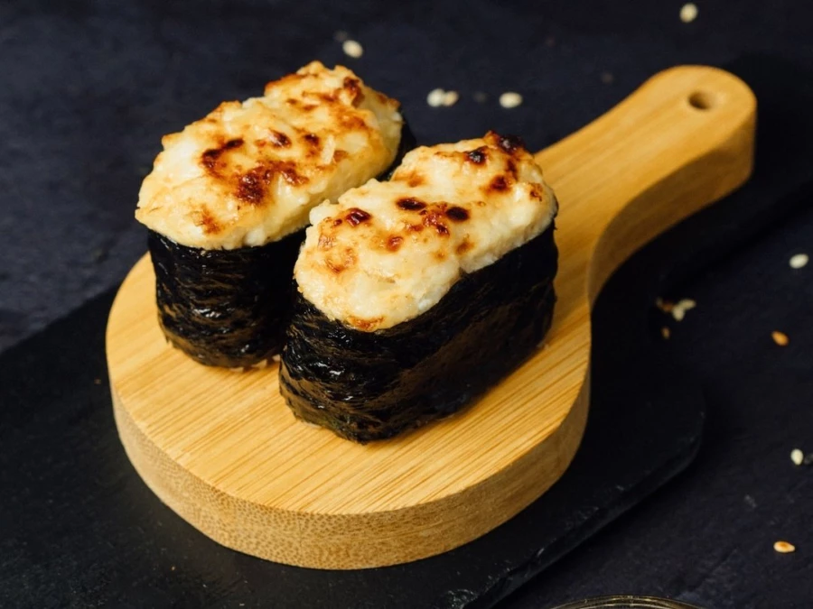 Запечённые суши с курицей