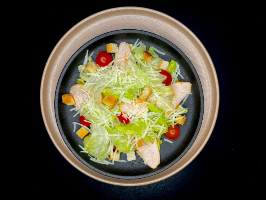 Салат цезарь с курицей