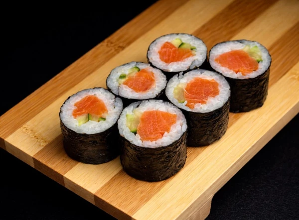 Маки ролл с копченым лососем