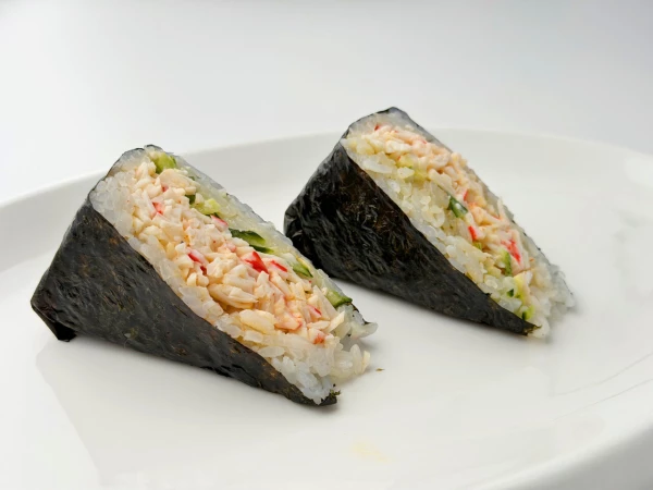 Онигири с крабом