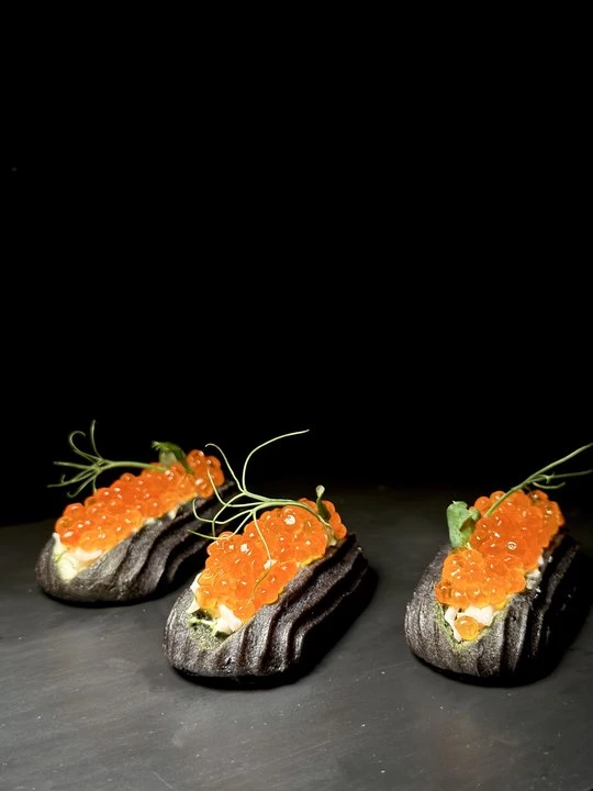 Эклер с крабовым мясом и красной икрой