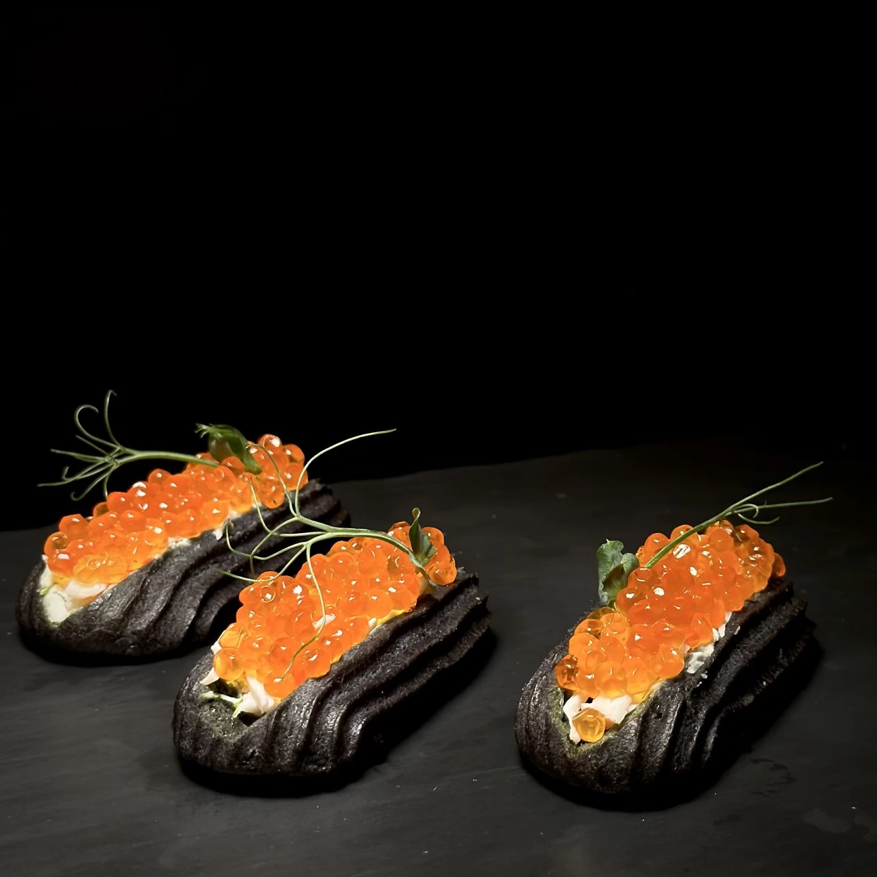 Эклер с крабовым мясом и красной икрой