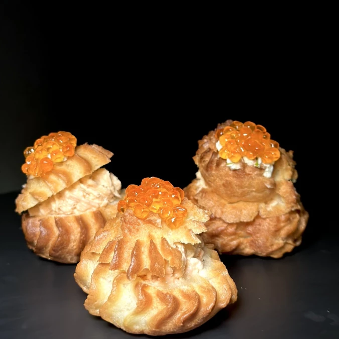 Профитроль с риетом из форели и красной икрой