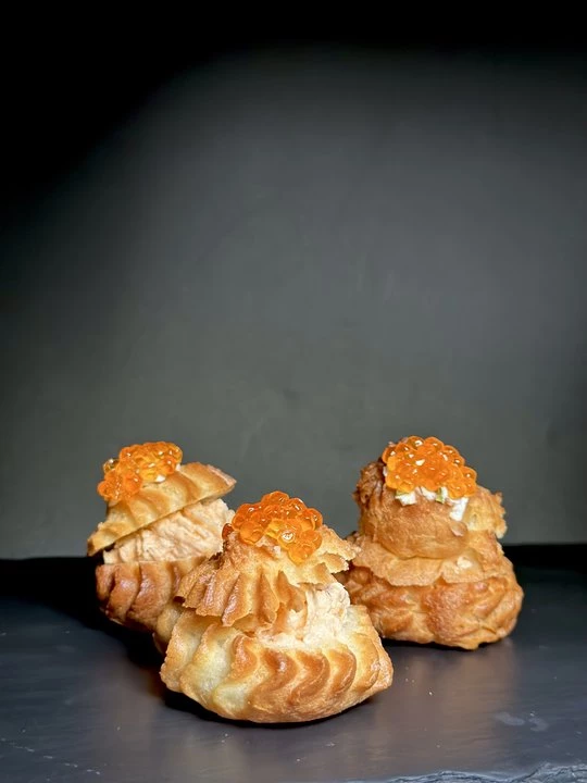 Профитроль с риетом из форели и красной икрой