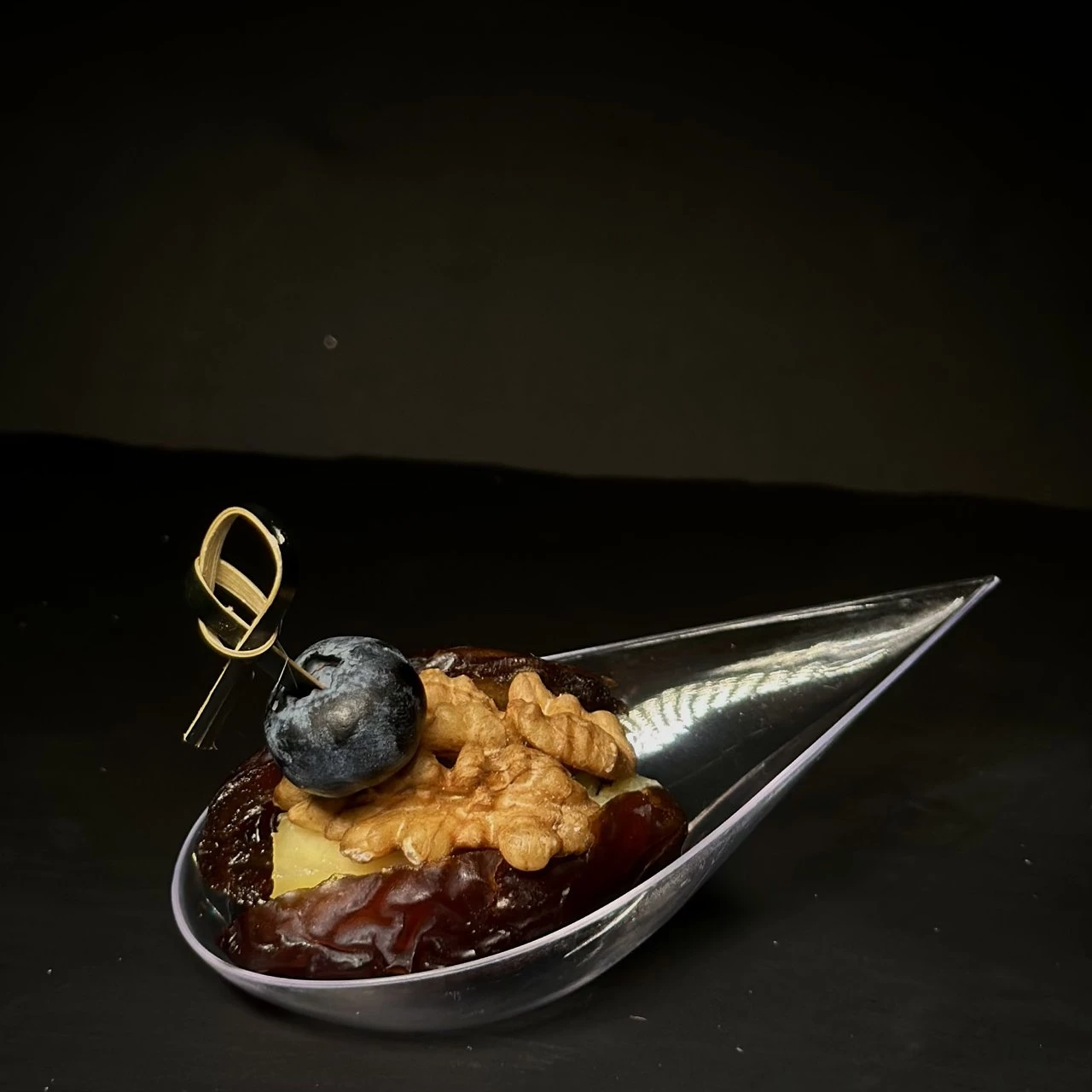 Канапе финик с голубым и грецким орехом