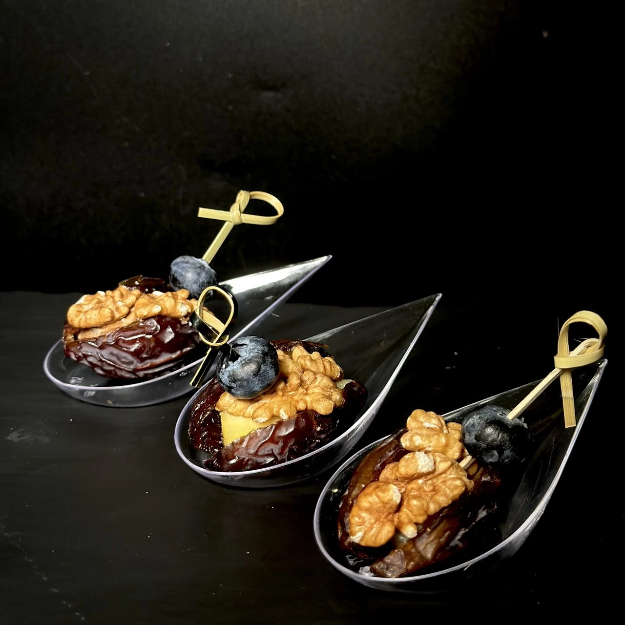 Канапе финик с голубым и грецким орехом