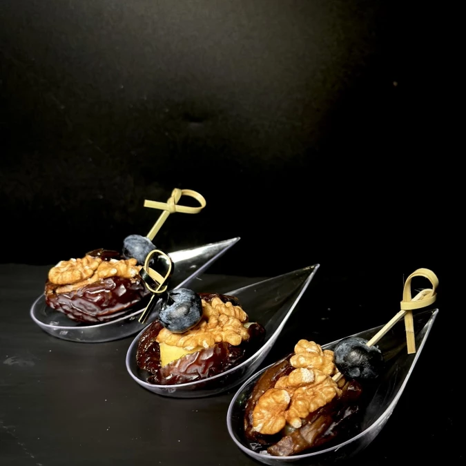 Канапе финик с голубым и грецким орехом