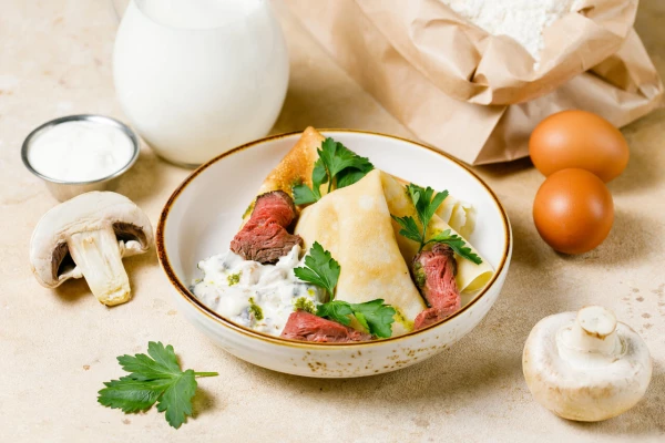 Блины с ростбифом и грибным соусом 