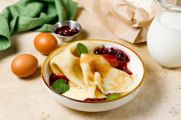 Блины с ванильным соусом и вишневым джемом