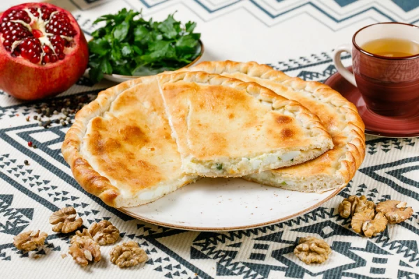 Домашний пирог с яйцом, домашним сыром с зеленым луком