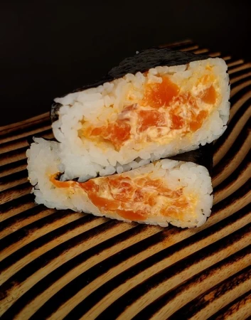 Онигири с лососем