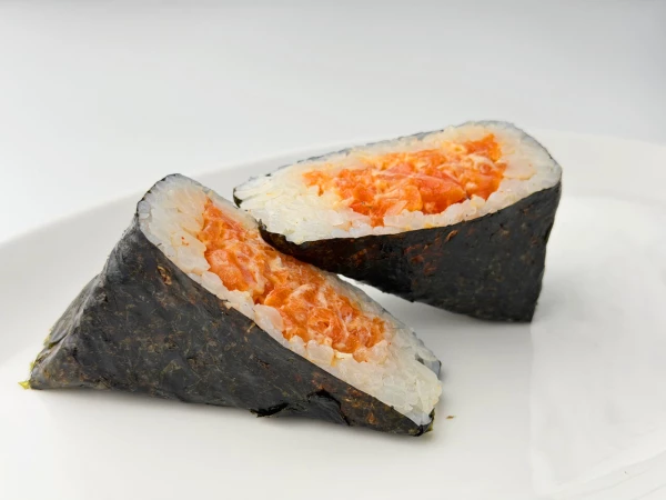 Онигири с лососем