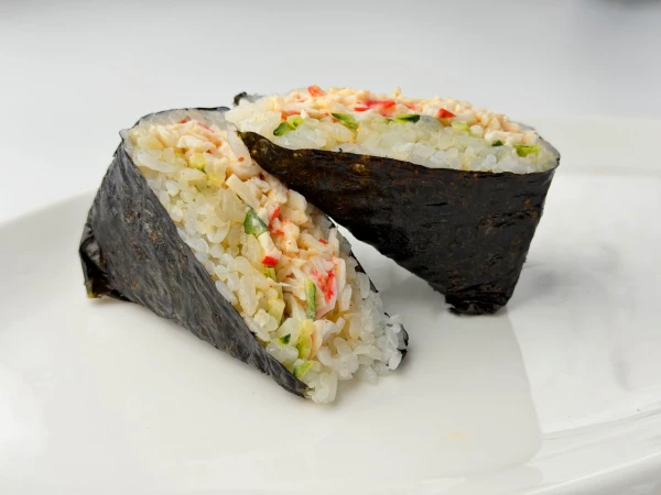 Онигири с крабом