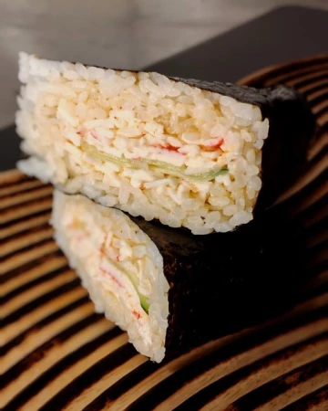 Онигири с крабом