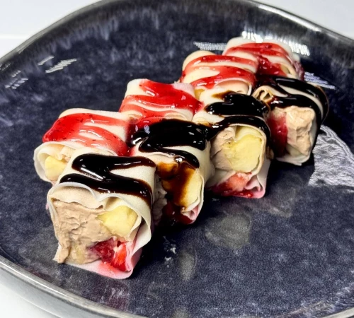 Сладкий ролл с бананом и клубникой