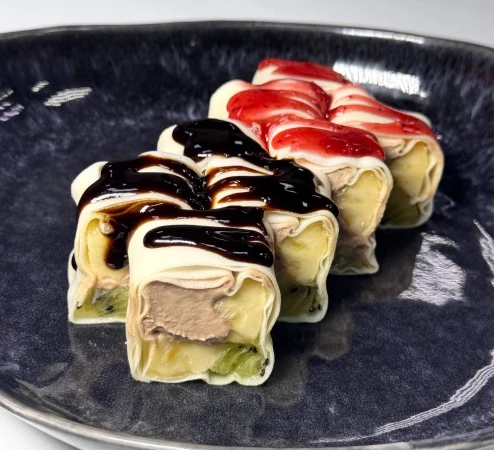 Сладкий ролл с бананом и киви