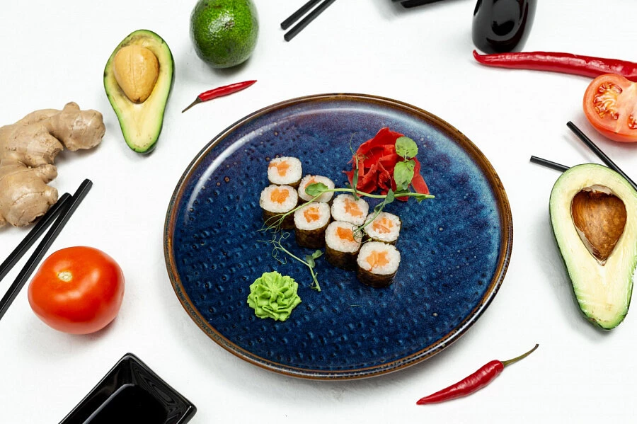 Классический ролл с лососем