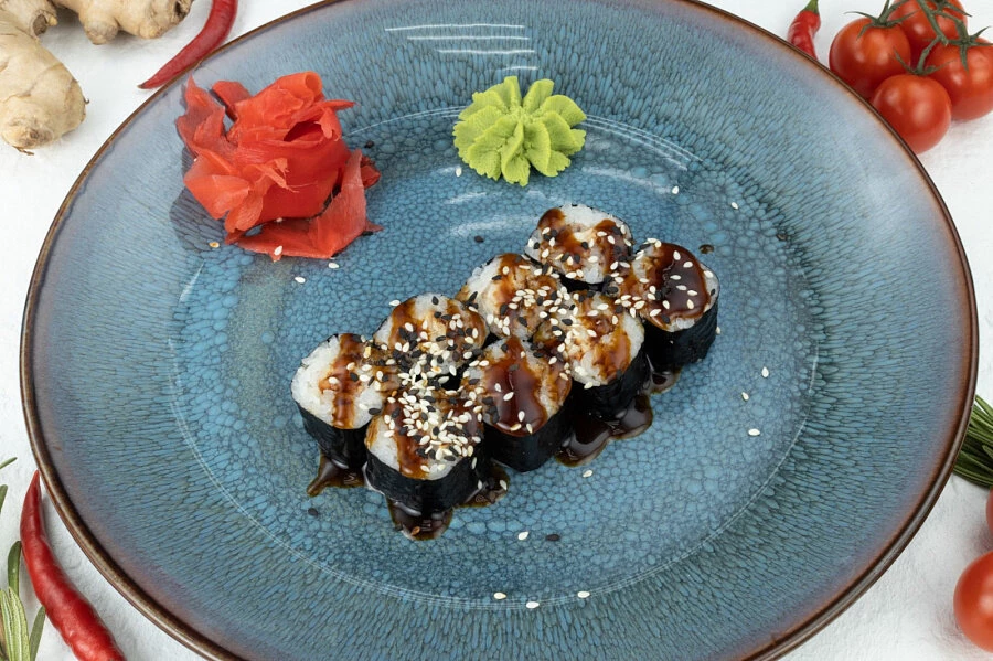 Классический ролл с угрем