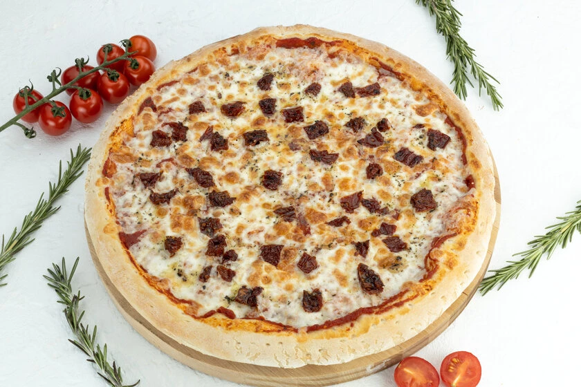 Пицца Маргарита с вялеными томатами