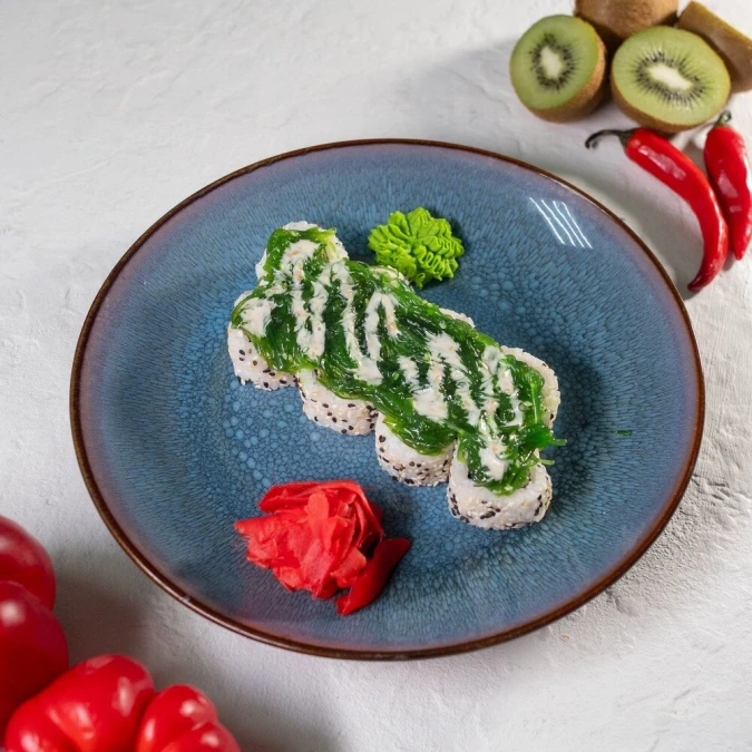 Ролл с тунцом и чукой