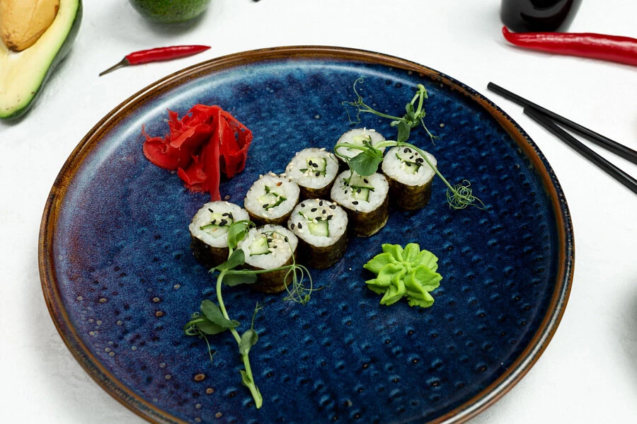 Классический ролл с огурцом