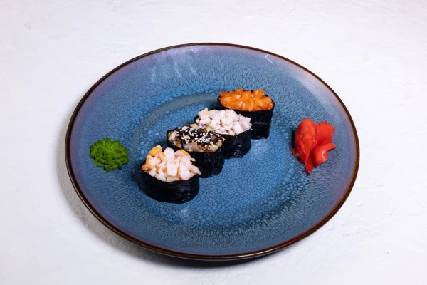 Гункан с лососем