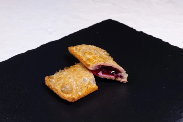 Пирожок с лесными ягодами