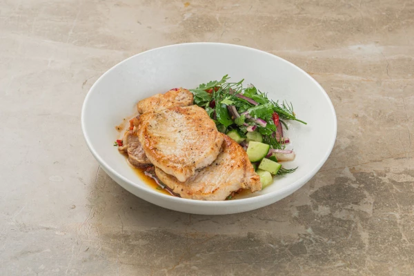 Свиной антрекот со свежим салатом и сальсой. осень