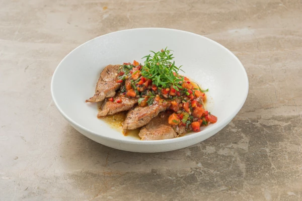 Медальоны из свиной вырезки с томатной сальсой