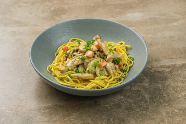Сливочный чаджанмен с курицей
