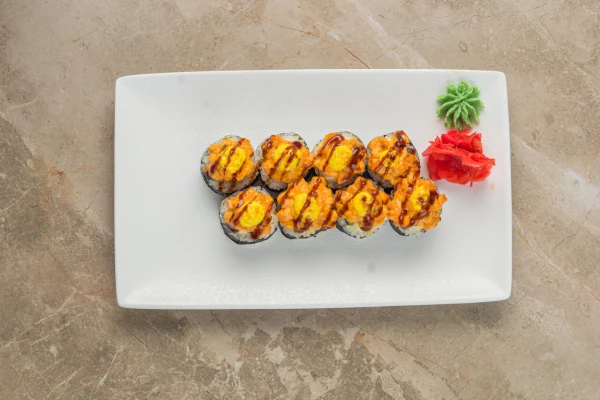 Запеченный ролл с тартаром из лосося