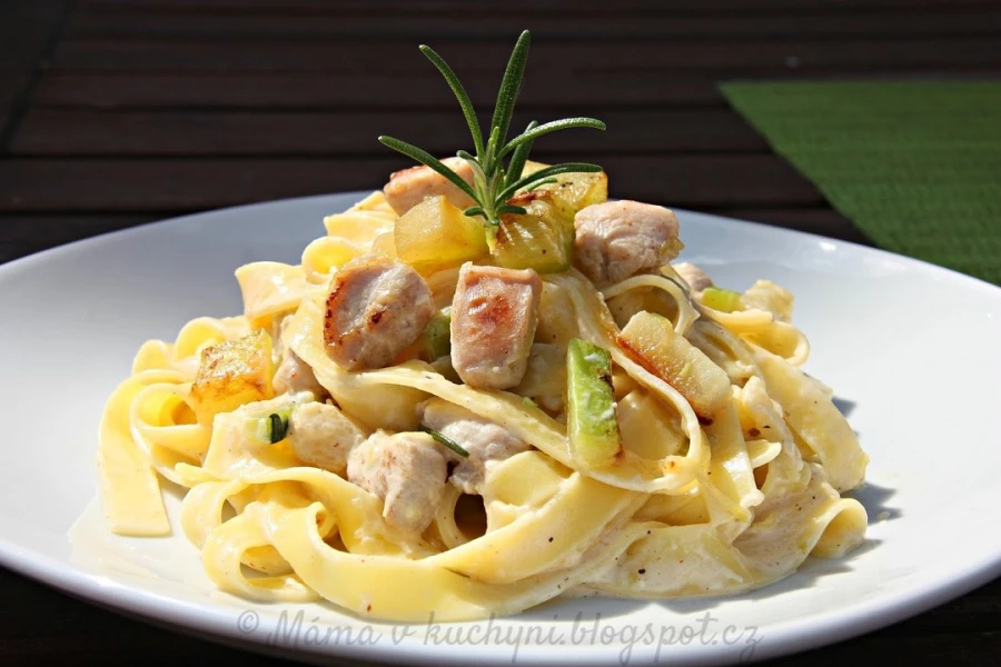 Паста Тальятелли с курицей и грибами