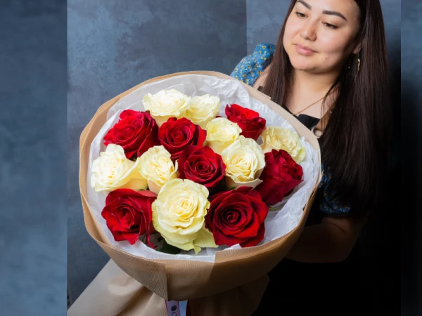 15 красных и белых роз