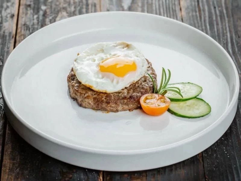 Бифштекс из свинины и говядины с яйцом