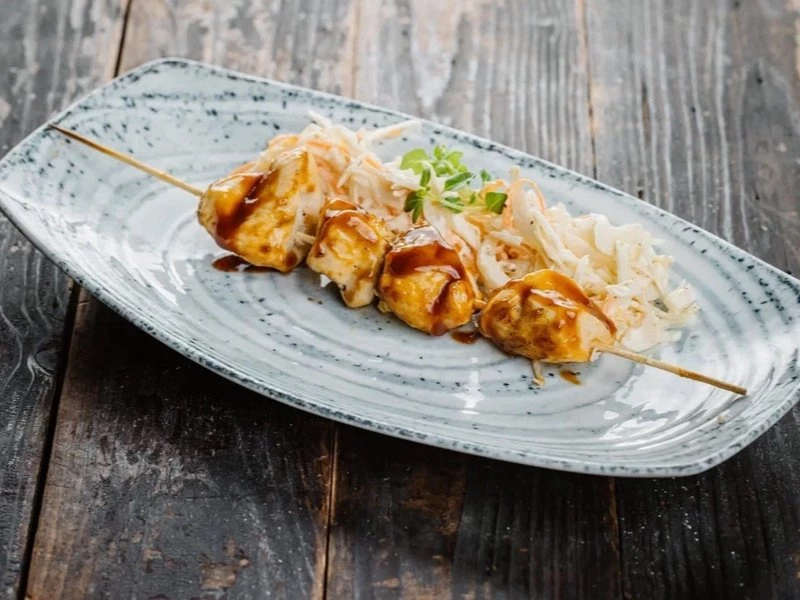 Мини-шашлычок из птицы под соусом барбекю и с Коул-слоу на гарнир