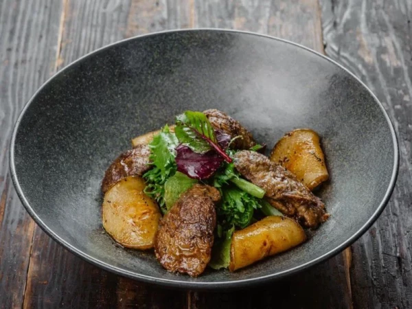 Салат с печенью и грушей