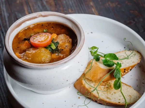 Птица тушеная в горшочке