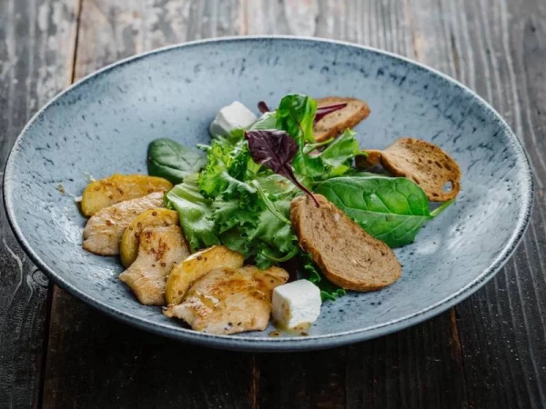 Салат с птицей ,запеченным яблоком,брынзой