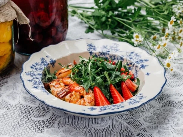 Салат с креветками и клубникой