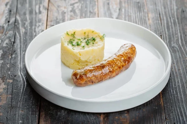 Домашняя колбаска с картофельным пюре