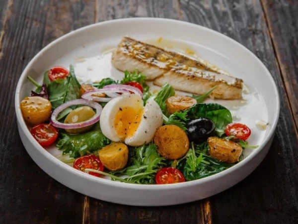 Салат с обжаренным судаком 